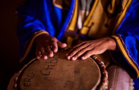  Aywa Aywa: Ein energiegeladener Tanz zwischen afrikanischen Trommeln und arabischer Melodie